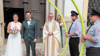 Bild: kro
In der Basilika gaben sich Franziska Schmid und Simon Heinzl das Jawort vor Stadtpfarrer Dr. Thomas Vogl. Die Feuerwehr Krummennaab erwartete das Paar mit einem Ehrenspalier.