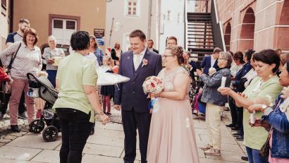 Bild: Carina Schönfelder/exb
Nicole und Dominik Pentner haben sich in Sulzbach-Rosenberg da Ja-Wort gegeben.