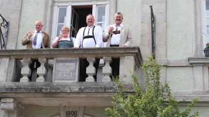 Bild: Susanne Forster
Das Paar stößt nach der Trauung auf dem Balkon des Rathauses mit Sekt an.