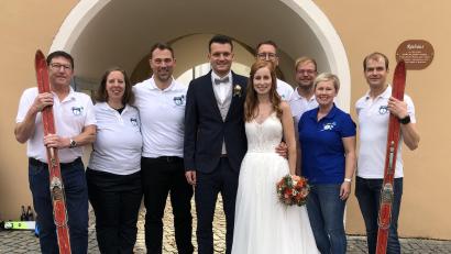 Bild: Steffens/exb
Der Skiclub wünschte dem frischgebackenen Ehepaar alles Gute für die gemeinsame Zukunft.