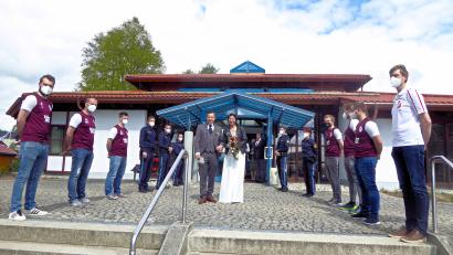 Bild: bsc
In der Steinwaldhalle im Erholungsort Friedenfels gaben sich Melanie Döppl und Thomas Paukner das Jawort. Nach der Trauung durften sie ein großes Ehrenspalier durchschreiten und mussten zahlreiche Aufgaben bewältigen.