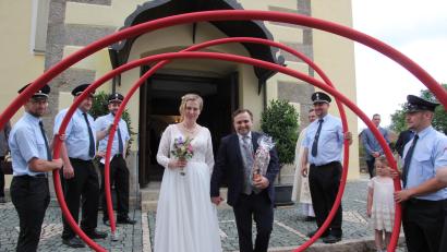 Bild: kro
Kathrin und Florian Schabner nach der Eheschließung beim Verlassen der Pfarrkirche St. Bartholomäus in Hohenthan. Erwartet wurden sie von der Feuerwehr Thanhausen im Ehrenspalier.