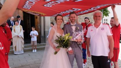 Bild: le
Der Flosser Fanclub-Präsident Gerhard Stadler (rechts) gratuliert Sonja Schmitz und Christian Bär zur Trauung.