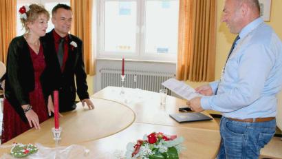 Bild: Jessica Kick/fsb
Christine Kick und Siegmund Prölß geben sich vor Bürgermeister Gerhard List da Ja-Wort.