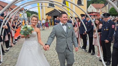Bild: Willi Duschner/exb
Ein langes Spalier erwartete die Brautleute Verena Schwarz und Max Geitner.