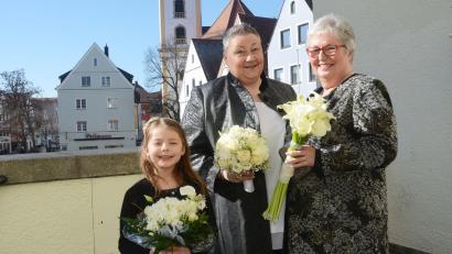 Bild: Gabi Schönberger
Sie sagten "Ja" zueinander (von rechts): Gaby Hübner und Lydia Armer, die sich über die Gewerkschaftsarbeit kennengelernt haben. Stolzes Brautmädchen war die kleine Emily.