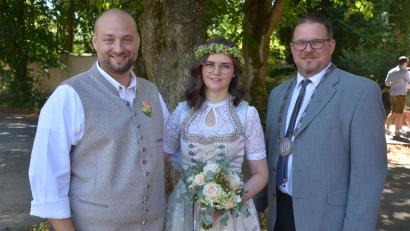 Bild: jr
Daniel Fiebig und Kathrin Gehr gaben sich am Freitag im Rathaus Pechbrunn vor Bürgermeister Stephan Schübel (rechts) das Jawort.
