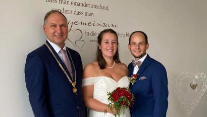 Bild: sei
Für seine Monika brach Timo Bertelshofer seine Zelte in Mantel ab und zog nach Weiden. Standesamtlich geheiratet wurde nun aber in Mantel vor Bürgermeister Richard Kammerer. (links)