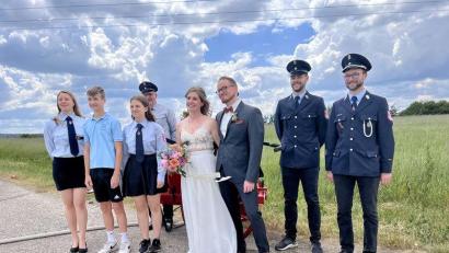 Bild: Dominik Bürger/exb
Mitglieder der Feuerwehr Guttenberg gratulierten ihrer Kameradin Kathrin Reindl und Tobias Kröpfl zur Hochzeit.