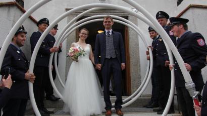 Bild: kro
Die Feuerwehr Matzersreuth hatte für das Brautpaar extra ein "Schlauch-Spalier" aufgebaut.