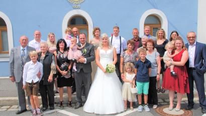 Bild: tu
Das Brautpaar Anja Gallitzendörfer und Dominik Schödl vor dem Rathaus mit Töchterchen Fabiene, seinen Eltern, Geschwistern mit Anhang und mit den Großeltern.