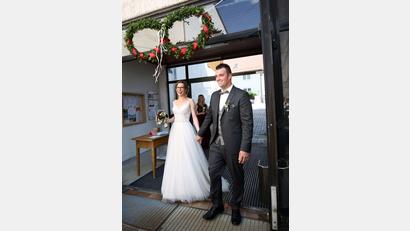 Bild: Eva-Maria Windisch/Fotocreativ
Frisch verheiratet schreitet das Brautpaar Stephanie und Daniel Fuhrich aus der Kirchenthumbacher Pfarrkirche.