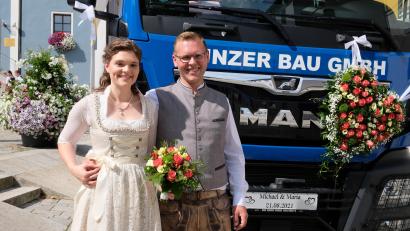 Bild: do
Standesgemäß fahren "Maria & Michael" zur standesamtlichen Trauung vor: mit einem blumengeschmückten Firmen-Lkw. Bräutigam Michael Schmid ist Jungunternehmer und Mitinhaber des Eschenbacher Baugeschäfts Dunzer.