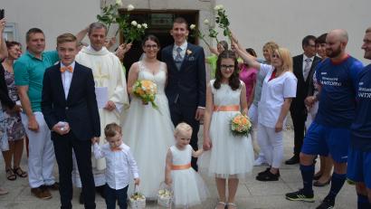 Bild: jr
Den kirchlichen Bund der Ehe schlossen am Samstag in der Pfarrkirche St. Laurentius die Konnersreutherin Nicole Scharnagl und Sebastian Röckl aus Ahornberg. Die Trauung nahm Pater Thomas Mühlberger (links neben der Braut) vor. Vereine, Arbeitskollegen und Freunde bereiteten dem Brautpaar ein Ehrenspalier.