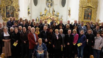 Bild: le
25 Paare erhalten bei der Feier des Ehejubiläums durch Pfarrer Max Früchtl erneut den Segen Gottes als Bestätigung ihres Ehebundes.