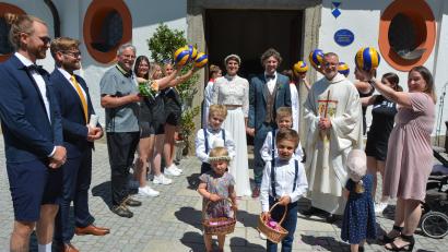 Bild: jr
Kirchlich geheiratet haben am Mittwoch in der Kapplkirche bei Münchenreuth die beiden Konnersreuther Nadine und Bastian Weiß, getraut wurden sie von Waldsassens Stadtpfarrer Dr. Thomas Vogl. Die Volleyballerinnen des TSV Konnersreuth, Mitglieder des Konnersreuther Burschenvereins und Arbeitskollegen warteten mit einem großen Ehrenspalier auf.