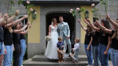 Bild: kro
Freudestrahlend und mit ihren beiden Söhnen Paul und Hannes verlassen Anja und David Malzer nach der kirchlichen Hochzeit die Steinbergkirche in Bärnau. Dort erwarteten die Turnerinnen der TG Tirschenreuth auf die Brautleute.