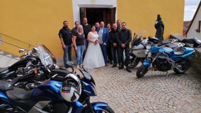 Bild: sl
Mit schweren Maschinen warten die Motorradfreunde Leuchtenberg mit Vorsitzenden Robert Zirngibl (Zweiter von rechts) vor dem Kirchenportal auf das Brautpaar Carmen Tschierschke und Marco Bäumler.