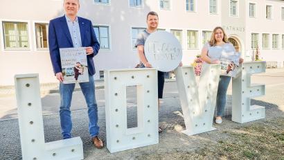 Bild: Anita Alt/exb
Im Oktober findet die Hochzeitsmesse "Wedding Love" in Maxhütte-Haidhof statt. Von links: 1. Bürgermeister Rudolf Seidl, Michael und Sigrid Kröninger.