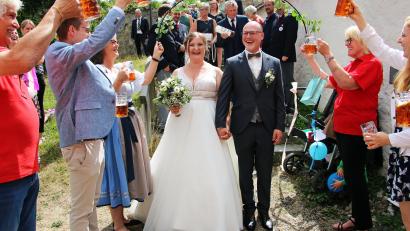 Bild: Josef Götz/exb
Das Hochzeitspaar muss ein langes Spalier durchschreiten.