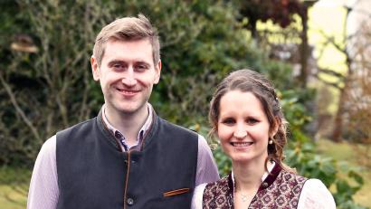 Bild: le
Felix Weiser und Sandra Neubeck gaben sich im Standesamt des Marktes Plößberg das Jawort.