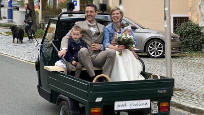 Bild: Josef Glas
Stefan und Katharina Schenkelberger mit ihren Kindern Lukas und Luise auf dem Weg zur Hochzeitsfeier