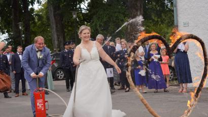 Bild: fvo
Ein perfektes Löschteam. Bravourös meistern Celine und Christian Schön nach der Trauung die von ihren Feuerwehrfreunden gestellte Löschaufgabe.