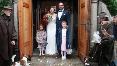 Bild: wro
Durch ein Spalier verließen Elisabeth und Sebastian Vogel - begleitet von zwei Blumenmädchen - die Pfarrkirche. Vor dem Gotteshaus erwarteten Freunden, unter ihnen die Weidener Bergwacht und Sebastians Jagdfreunde, das Paar.