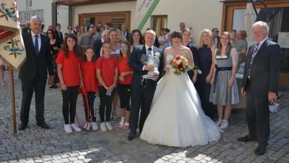 Bild: jr
Stefanie Bäcker und Tim Stiller genossen die vielen Glückwünsche am Kirchplatz. Für den TuS Mitterteich gratulierte Präsident Anton Bauernfeind (rechts).
