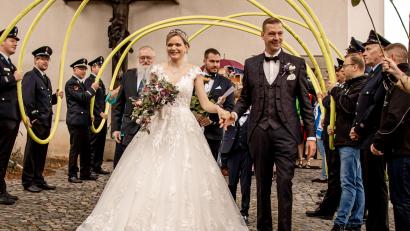 Bild: R. Kreuzer
Das Brautpaar hatte durch zahlreiche Hindernisse der Spaliere zu schreiten.