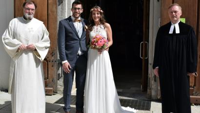 Bild: wku
Das Brautpaar Nadine Wallner aus Auerbach und Adrian Gerstacker aus Krottensee mit Diakon Franz Reck (links) und Pfarrer Horst Kurz (rechts).