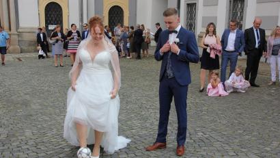 Bild: kro
Das Jawort haben sich am Samstag in der Basilika Waldsassen Carina und Thorsten Gröger. Der aktive Fußballer und seine Frau wurden nach der Trauung zum Torwandschießen aufgefordert.