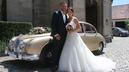 Bild: sne
Andreas und Alexandra Voith, geborene Stopfer, wollen sich in Grafenwöhr eine gemeinsame Zukunft aufbauen. Geschmack haben sie mit der Wahl ihres Hochzeitsautos schon mal bewiesen.
