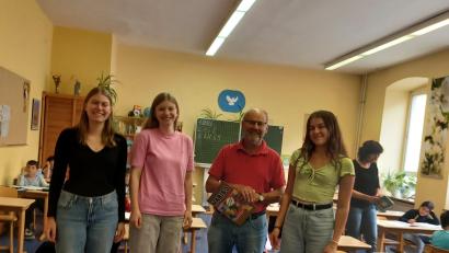 Bild: Lisa Buchert/exb
Diese Elly-Abiturientinnen übergeben die Spende an Jost Hess: (von links) Pauline Weiß, Paula Grötsch und Amelie Bletsch.