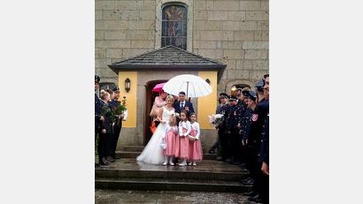 Bild: exb/Nehmann
Das Brautpaar Martina Lindner und Matthias Haberkorn mit den Brautmädchen Josephine, Valentina und Annalena nach der Trauung in der Bärnauer Steinbergkirche.