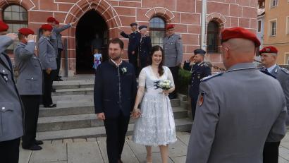 Bild: mfh
Das Logistik-Bataillon 472 erwartet Christine und Alexander Lotter nach dem Jawort im Rathaus.