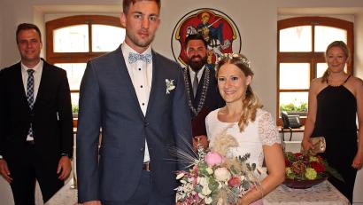 Bild: R. Kreuzer
Nur für das Erinnerungsbild nahm das Brautpaar Stefan und Milena Plößner die Masken ab, ebenso die Zeugen und Bürgermeister Sebastian Dippold, für ihn war es die erste Trauung als neu gewähltes Stadtoberhaupt. Auch die geforderte Distanz wurde gewahrt. Die kirchliche Trauung und die Hochzeitsreise wurden in das kommende Jahr geschoben.