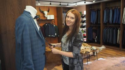 Bild: bl
Mit feinen Stoffen kennt sich Nina Blaß von "Herren-Zauber" genauso gut aus wie mit aktuellen Trends. Ihr neues Geschäft in der Amberger Straße ergänzt den "Braut-Zauber", den sie vor zwei Jahren in der Hauptstraße eröffnet hat.