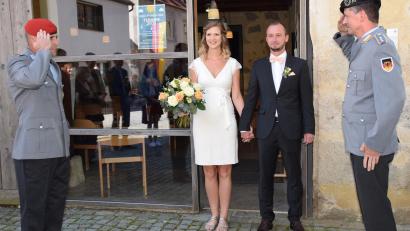Bild: wku
Das Brautpaar wurde nach der Hochzeit von den Bundeswehr-Kameraden des Bräutigams empfangen