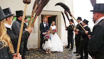Bild: prh
12 Kaminkehrer und die Kicker des SG SV Wurz/DJK Neuhaus/WN standen vor der Wallfahrtskirche St. Felix Spalier für ihren Kollegen und Mannschaftskameraden Matthias Bösl und seine Ehefrau Lena.
