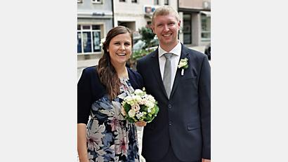 Bild: ü
Manuel Gundel und Carina Kraus strahlen anlässlich ihrer standesamtlichen Hochzeit.