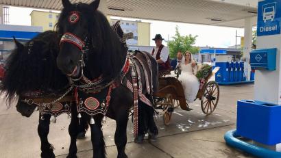 Bild: upl
Das Brautpaar mit den beiden Dieselrössern in der Aral-Tankstelle.