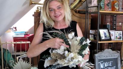 Bild: ubb
Brautpaare, die sich für ihre Hochzeit an Hochzeitsplanerin Maria Frank wenden, sind in guten Händen. Die Pullenreutherin hat sich auch in Coronazeiten um ihre Brautleute gekümmert. Jetzt können die zeitlich geschobenen oder teils völlig umorganisierten Hochzeiten endlich dennoch stattfinden.