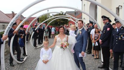 Bild: nis
Nicole und Andreas Weigl ließen sich mit den beiden gemeinsamen Kindern in der Pfarrkirche in Tiefenbach von Pfarrer Albert Hölzl trauen.