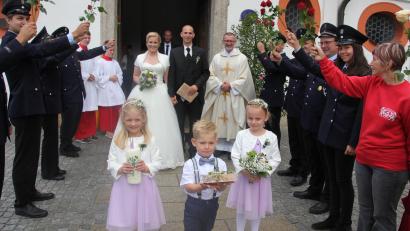 Bild: kro
Nicole Ernstberger und Felix Wührl beim Verlassen der Kappl, vorne die drei Brautkinder. Sie wurden von einem großen Ehrenspalier erwartet.