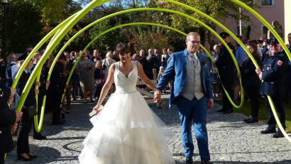 Bild: hme
Das Paar durchschreitet den Schlauchbogen der Feuerwehr.