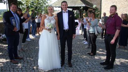 Bild: wro
Franziska Sommer und Thomas Faltenbacher heirateten in der Burg Falkenberg. Mit einem Spalier gratulierten die Freunde und Sommers Arbeitskollegen, darunter auch der Mitterteicher Bürgermeister Stefan Grillmeier (links).