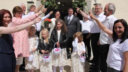 Bild: kro
Ingrid und Alexander Haberkorn beim Verlassen der alten Pfarrkriche. Der CSU-Ortsverband Waldershof erwartete das Brautpaar im Ehrenspalier.