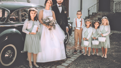 Bild: exb/Benjamin Ebi
Die Brautkinder gratulieren vor der Kreuzbergkirche Markus Pürner und seiner Braut Carolin.