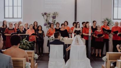 Bild: td
Eine Hochzeit in der Kirche, hier mit dem Gospelchor Heavenbound. Aber sind christliche Trauungen nur in Kirchen möglich? Die Konfessionen geben verschiedene Antworten.